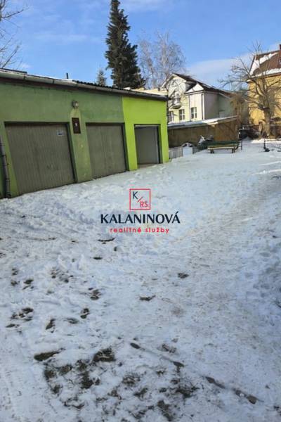 Snehom pokrytá ulica a garáž.jpg